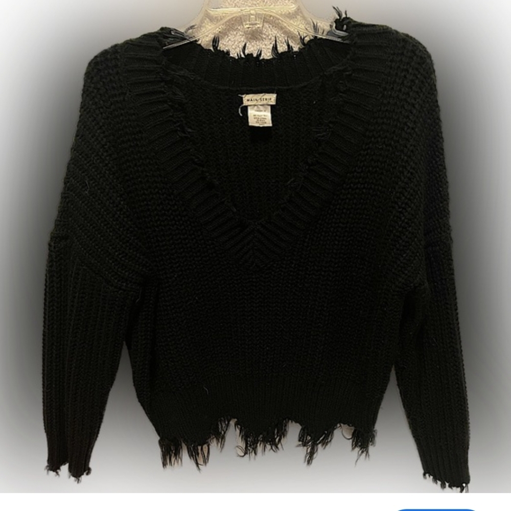 MAIN STRIP BLACK WITH RAW EDGES AND VNECK 2X GREAT CONDITION